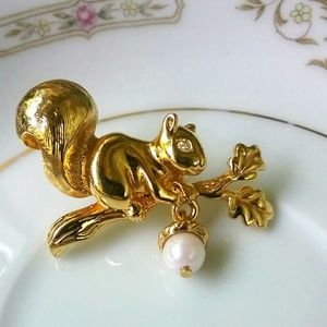 Vtg AVON "Harvest" Squirrel/Pearl Acorn Brooch